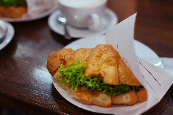 Бутерброди Круасанів Латте Кави Подаються Стіл Кафе Сніданок Свіжою Хлібобулочною — стокове фото