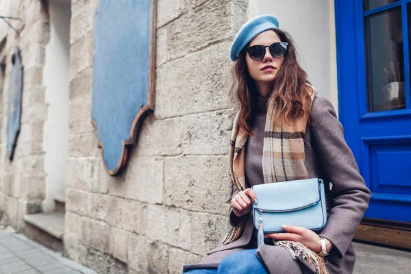 베레트 스카프를 착용하고 밖에서 지갑을 여성의 액세서리 — 스톡 사진