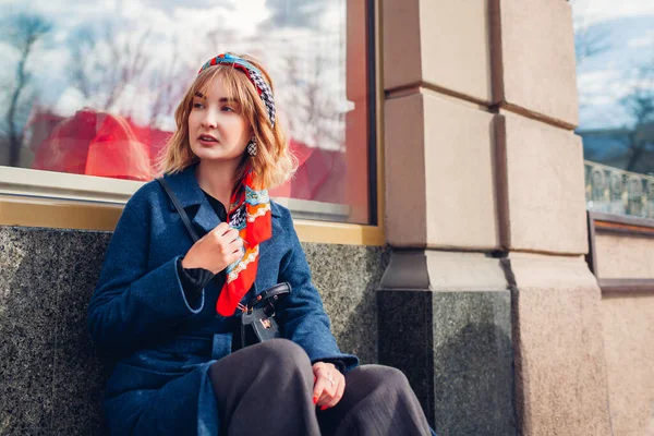 Stylish Woman Wearing Red Headband Scarf Blue Coat Shop Showcase — Stock Photo, Image