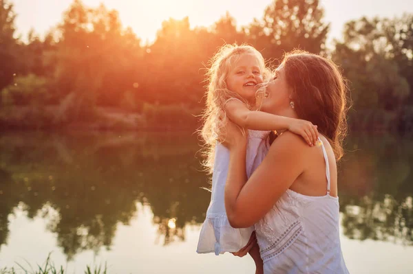 Día Madre Mujer Jugando Divertirse Con Hija Por Río Verano —  Fotos de Stock