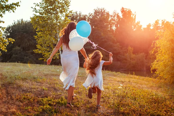 Dia Mãe Menina Feliz Correndo Com Mãe Segurando Balões Mão — Fotografia de Stock