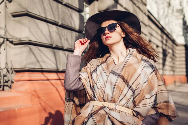 Retrato Livre Mulher Jovem Elegante Usando Chapéu Óculos Poncho Rua — Fotografia de Stock