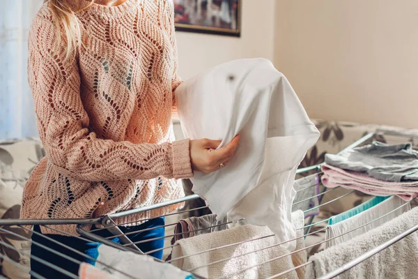 Mancha Tierra Ropa Colgándola Secadora Ama Casa Encontró Lugar Camisa — Foto de Stock