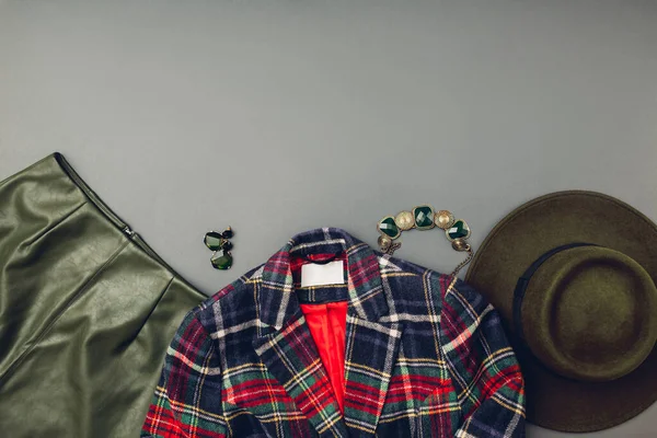 Modekläder För Kvinnor Trendig Eco Läder Grön Kjol Hatt Randig — Stockfoto