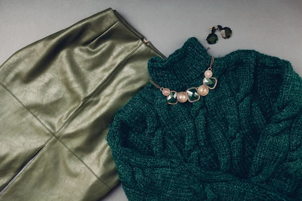 Traje Moda Para Mujer Falda Verde Cuero Ecológico Moda Suéter —  Fotos de Stock