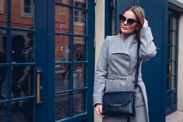 Beauty Portrait Stylish Woman Walking Wearing Coat Sunglasses Purse Cafe — Stock Photo, Image