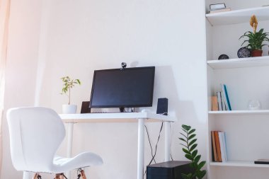 Coromavirus salgını karantinası sırasında evde çalışmak. Evde kal. Serbest çalışan işçilerin çalışma alanı. Bilgisayarlı ofis iç tasarımı