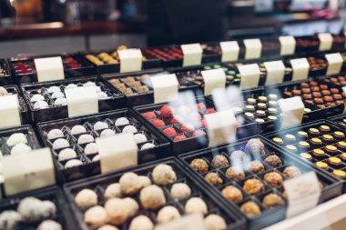 Cafe Showcase 'de tatlı çeşitleri. Farklı aromalı çeşitli tatlılar dükkânda fındık baharatları var. Şekerlemeci