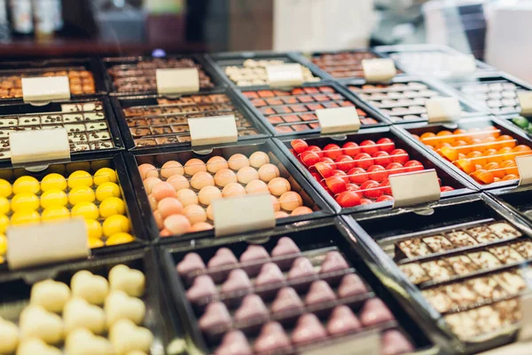 Cafe Showcase Çikolata Renkli Tatlı Çeşitleri Farklı Aromalı Çeşitli Tatlılar — Stok fotoğraf
