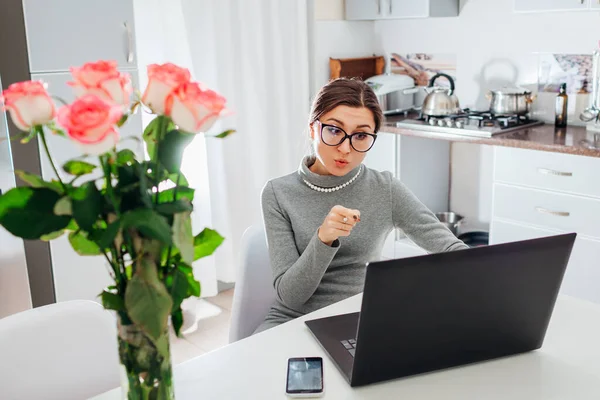 Work Home Coronavirus Quarantine Self Isolation Woman Works Laptop Kitchen — Stock Photo, Image