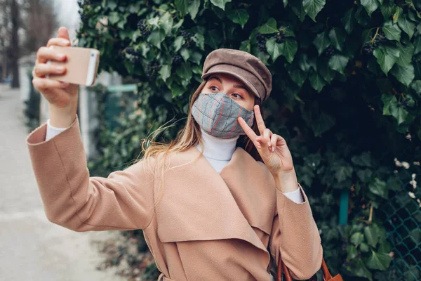 Женщина Носит Маску Ручной Работы Открытом Воздухе Время Пандемии Коронавируса — стоковое фото
