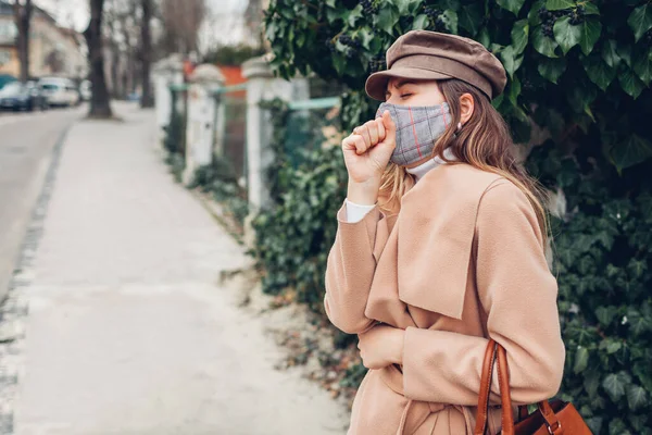 여성은 코로나 바이러스 Coronavirus 유행하는 야외에서 재사용 마스크를 감기가 퍼지는 — 스톡 사진