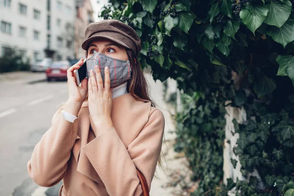 여성은 코로나 바이러스 Coronavirus 유행하는 재사용 수있는 마스크를 이야기하는 거리에서 — 스톡 사진
