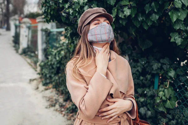 Женщина Чувствует Боль Горле Носит Маску Многоразового Использования Открытом Воздухе — стоковое фото