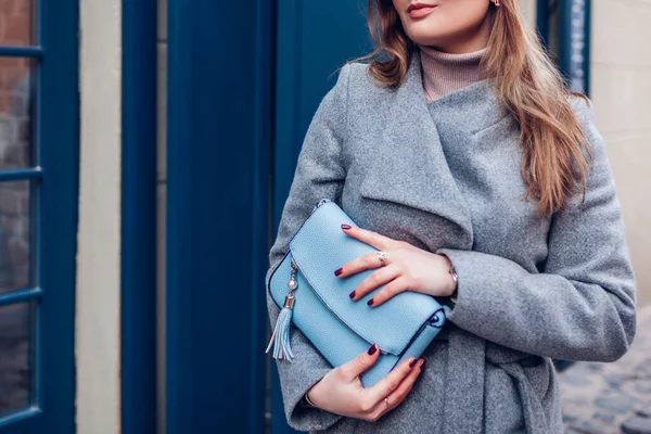 여성용 유행하는 액세서리 코트를 핸드백을 야외에 나가는 — 스톡 사진