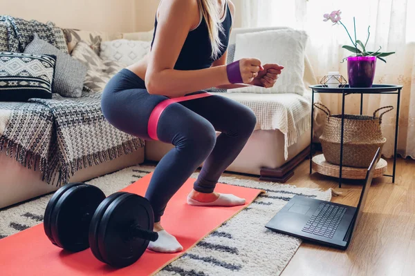 Hemma Träning Coronavirus Karantän Huk Kvinnlig Träning Med Mattan Sportbälte — Stockfoto