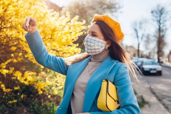 여성은 코로나 바이러스 Coronavirus 유행하는 재사용 손으로 마스크를 거리에서 셀카를 — 스톡 사진