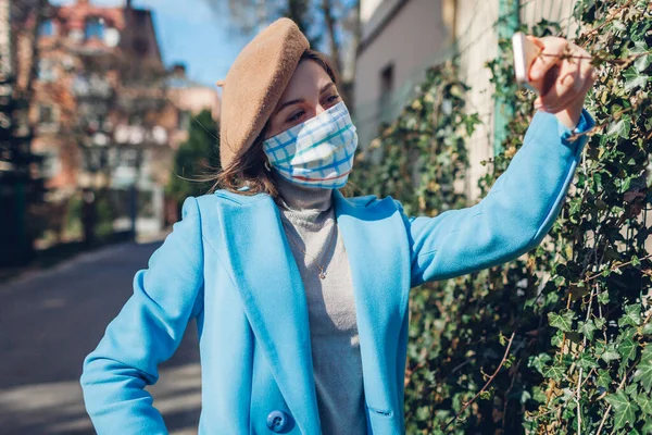 여성은 코로나 바이러스 Coronavirus 유행하는 재사용 손으로 마스크를 거리에서 셀카를 — 스톡 사진