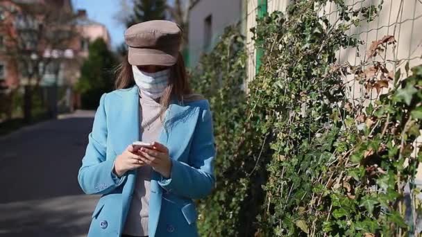 Женщина Носит Маску Многоразового Использования Открытом Воздухе Время Пандемии Коронавируса — стоковое видео