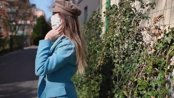 Жінка Носить Багаторазову Маску Ручної Роботи Відкритому Повітрі Під Час — стокове відео