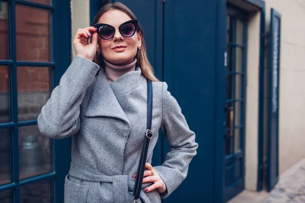 Retrato Belleza Una Mujer Joven Elegante Caminando Por Ciudad Con — Foto de Stock