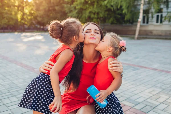 Día Madre Hijas Felices Besando Madre Después Clases Aire Libre —  Fotos de Stock