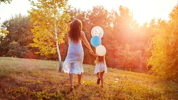 Dia Mãe Menina Feliz Correndo Com Mãe Segurando Balões Mão — Fotografia de Stock