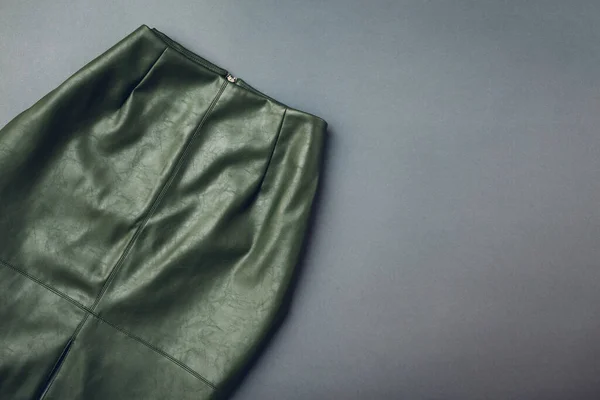 Trendig Läderkjol Grå Bakgrund Vårkläder För Kvinnor Snygg Grön Kjol — Stockfoto