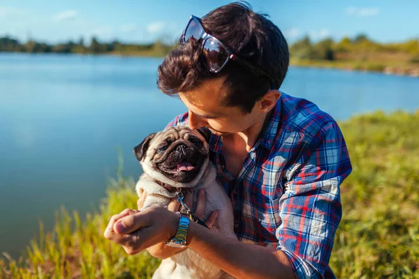 Uomo Che Abbraccia Gioca Con Cane Carlino Nel Parco Uomo — Foto Stock