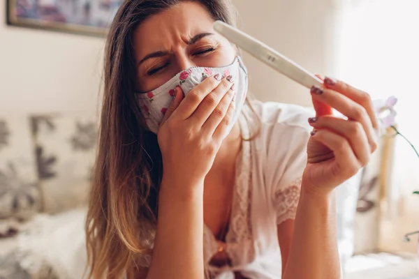 Zwanger Tijdens Coronavirus Covid Pandemie Ill Zieke Vrouw Beschermende Masker — Stockfoto