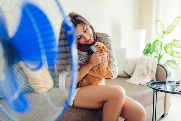Mujer Joven Enfriándose Sentada Sofá Por Ventilador Casa Con Gato — Foto de Stock
