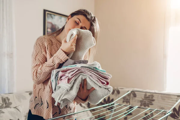 Mujer Feliz Que Olía Recogía Ropa Limpia Secadora Montón Casa — Foto de Stock