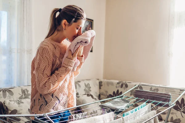 Glücklich Riechende Frau Sammelte Saubere Kleidung Aus Dem Trockner Haufen — Stockfoto