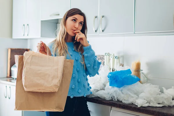 Elección Bolsa Plástico Papel Mujer Confundida Ama Casa Elegir Entre — Foto de Stock