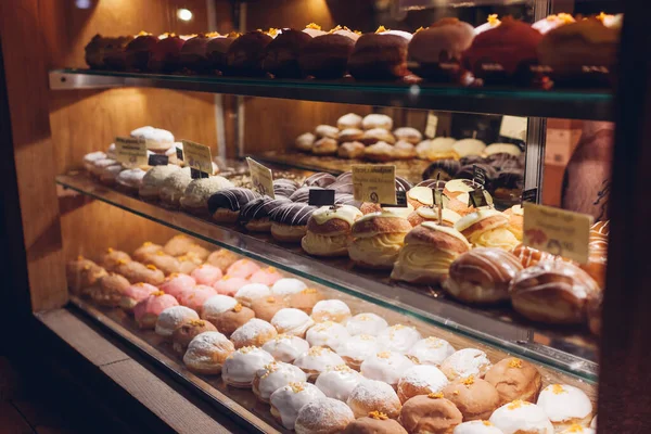 Cafe Showcase Bir Sürü Çörek Var Mağazalardaki Raflarda Farklı Aromalı — Stok fotoğraf