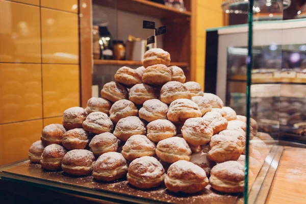 Cafe Showcase Bir Yığın Çörek Dükkanda Şeker Tozlu Tatlı Yığını — Stok fotoğraf
