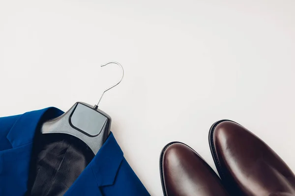 Frühlingskleidung Und Schuhe Chelsea Lederstiefel Für Männer Auf Weißem Hintergrund — Stockfoto