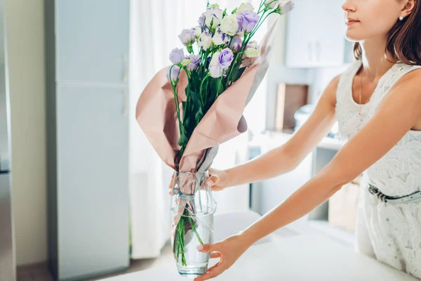 Kvinna Sätter Vas Med Färska Färska Blommor Hemmafru Tar Hand — Stockfoto