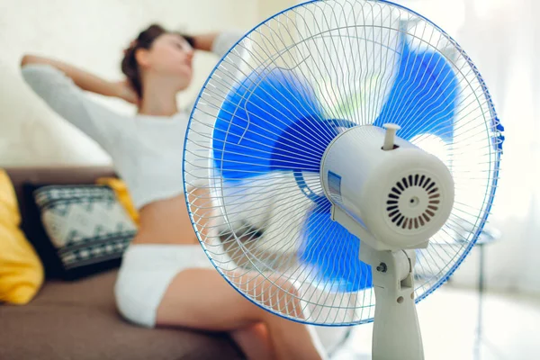 Calor Verano Aire Acondicionado Mujer Joven Que Refresca Sentada Sofá — Foto de Stock