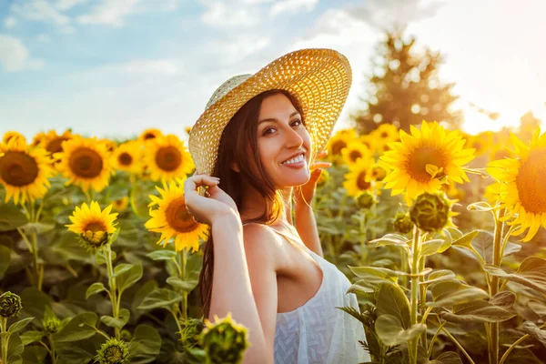 Mladá Šťastná Žena Klobouku Kráčí Kvetoucím Slunečnicovém Poli Cítí Volná — Stock fotografie