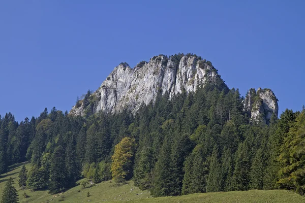 Parete d'acqua in Circa un assicurato con corda arrampicata si tratta di th — Foto Stock