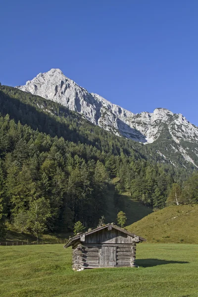 Hay hut op Ferchensee Lake — Stockfoto