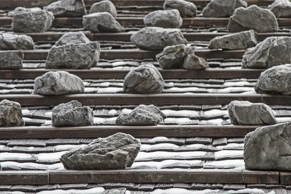 Shingle çatı ile kar — Stok fotoğraf