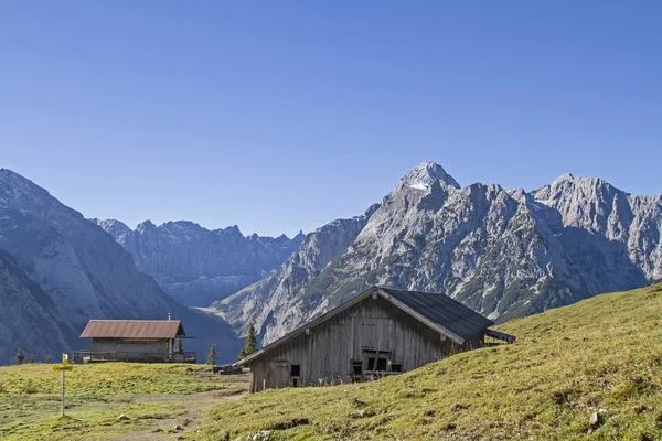 Grasbergalm in de Karwendel bergen — Stockfoto