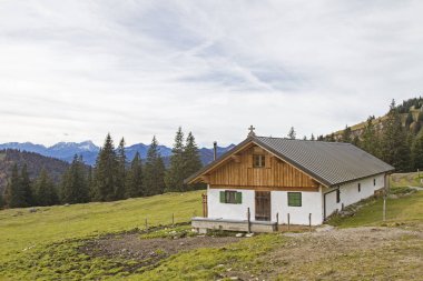 Benediktenwand açık Scharnitzalm güneyinde