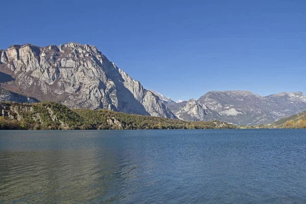 Lago cavedine em trentino — Fotografia de Stock