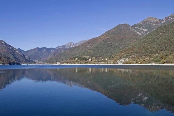 Озеро Ledro в Трентіно — стокове фото