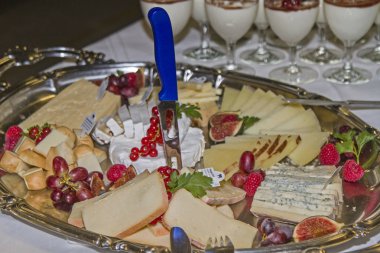 Soğuk büfe üzerinde peynir tabağı