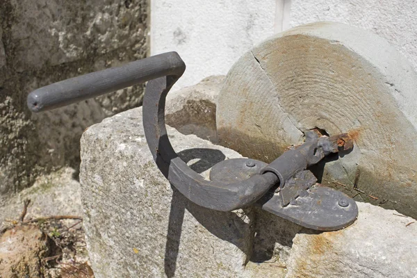 Piedra de afilar vieja en Istria — Foto de Stock