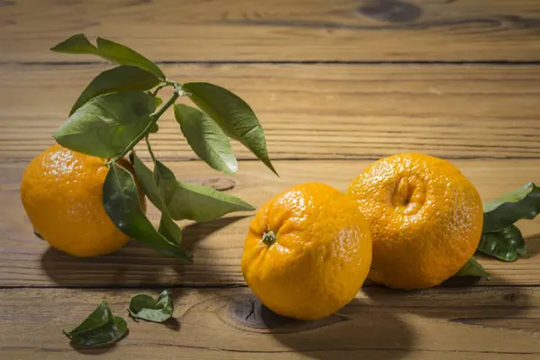 Freshly picked tangerine on wooden background — Stock Photo, Image